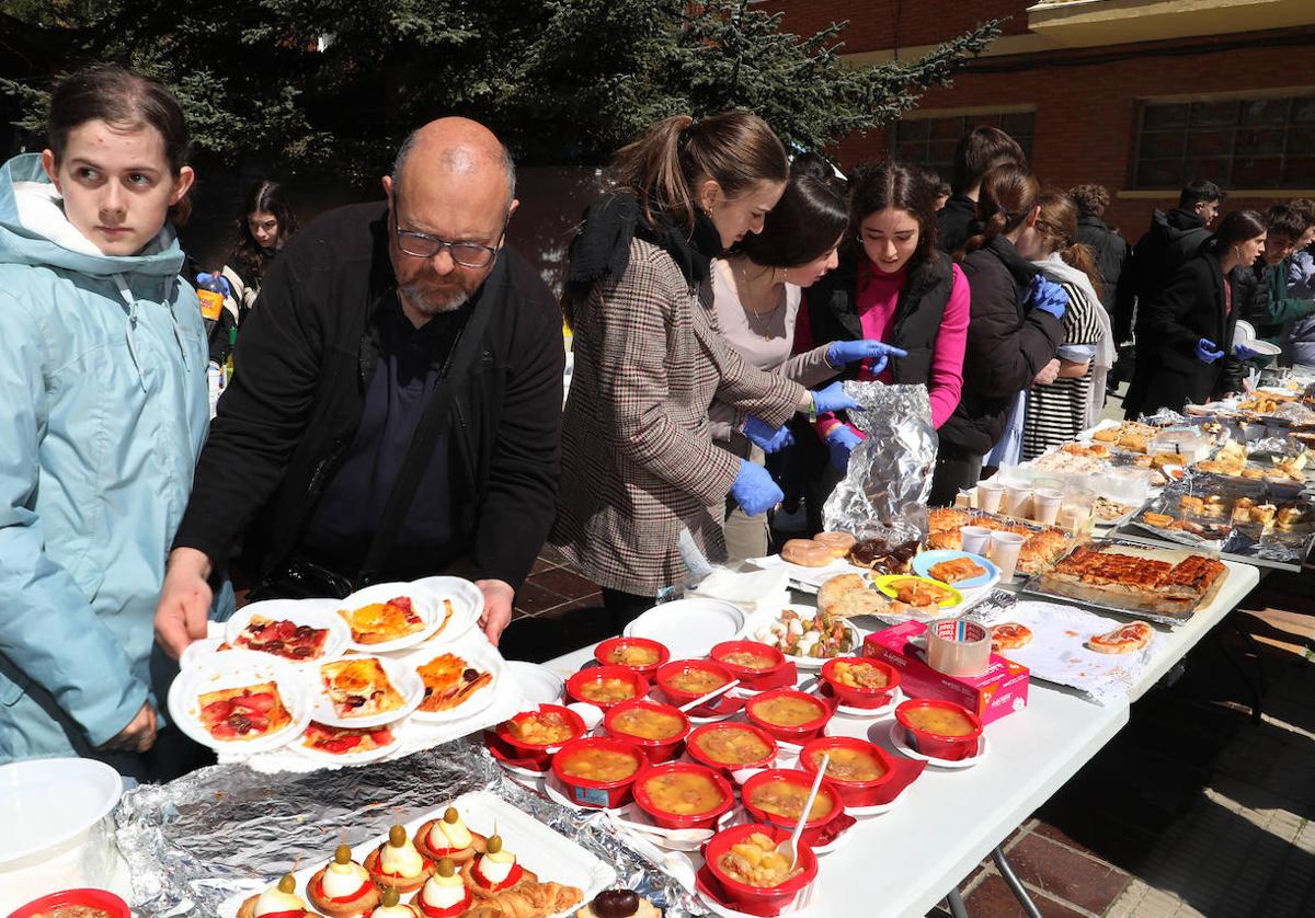 Preparación de los puestos de venta de las tapas solidarias, este domingo en San Antonio.