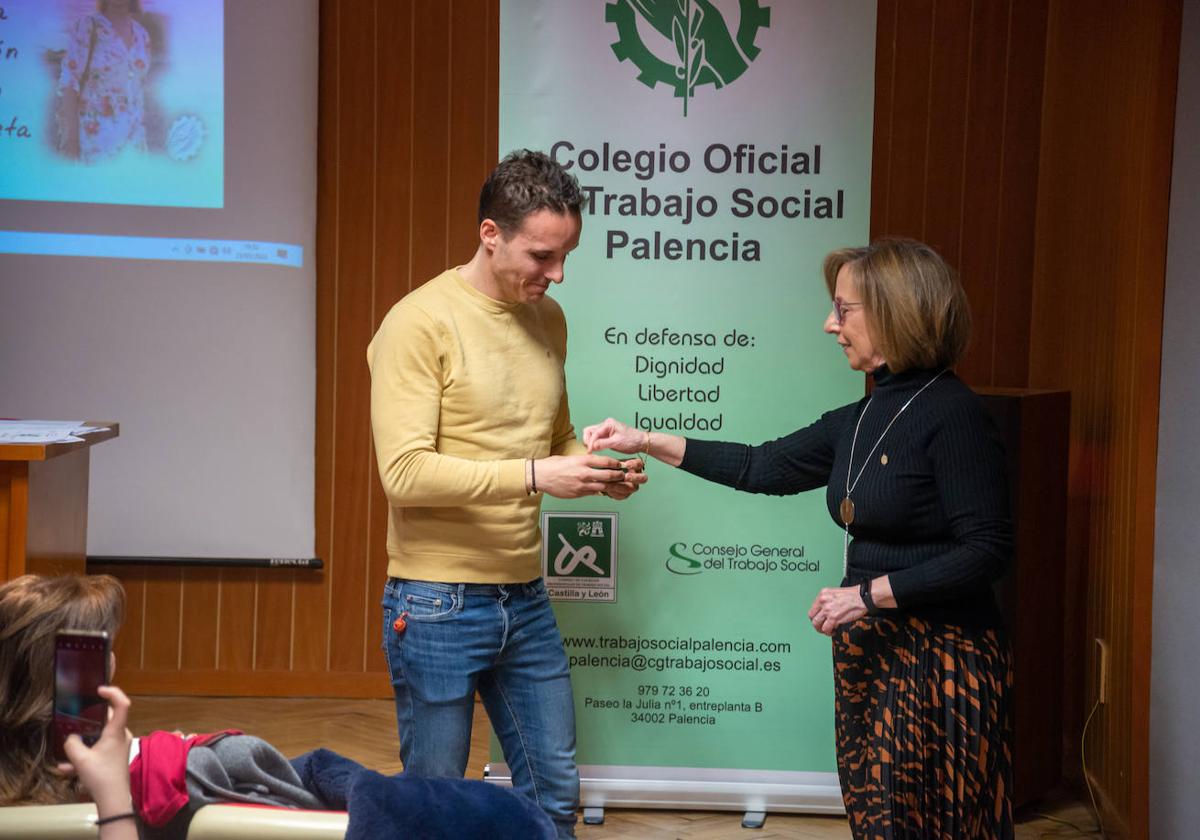 José María Laso entrega un detalle a Concepción García Zumeta, homenajeada por el Colegio de Trabajadores Sociales.