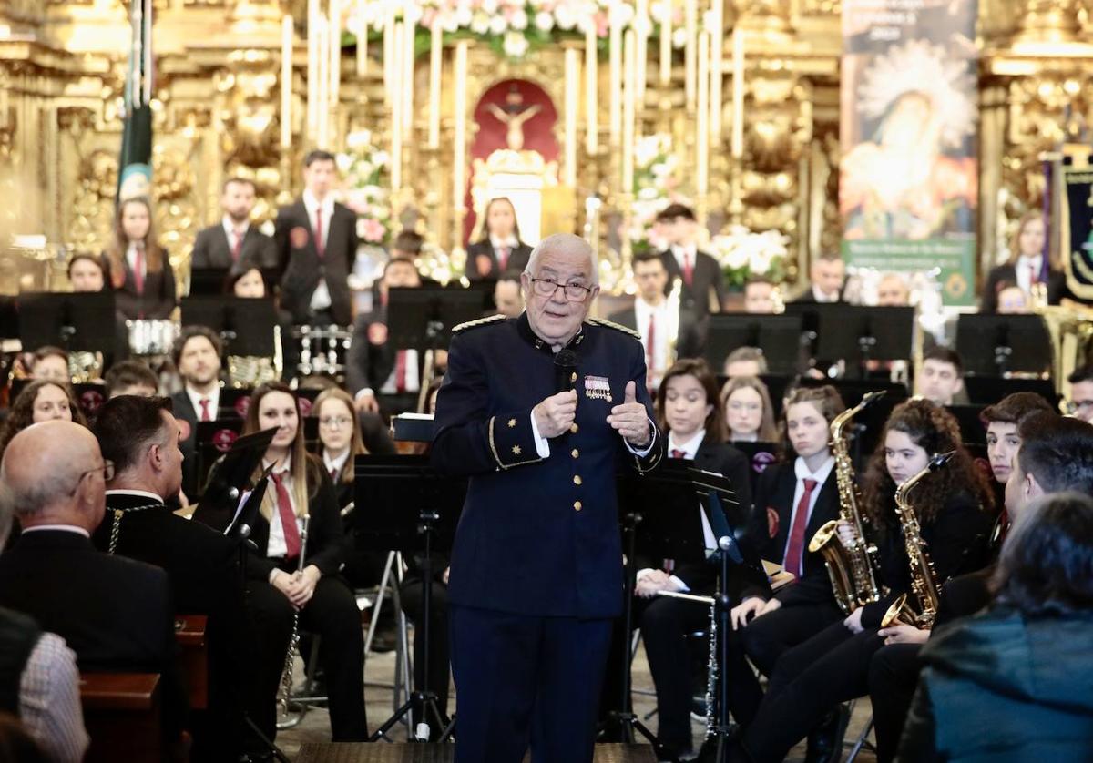 El compositor Abel Moreno, junto a los músicos de la Escuela Municipal de Música.