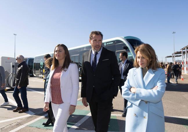 Óscar Puente, junto a la delegada del Gobierno, Virginia Barcones, y la ministra de Transportes, Raquel Sánchez.