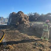 Sofocan un fuego en un camión cargado con paja en la A62