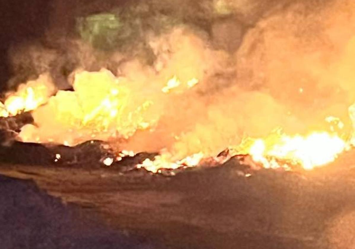 Incendio en un basurero de Olmedo registrado este domingo por la noche.