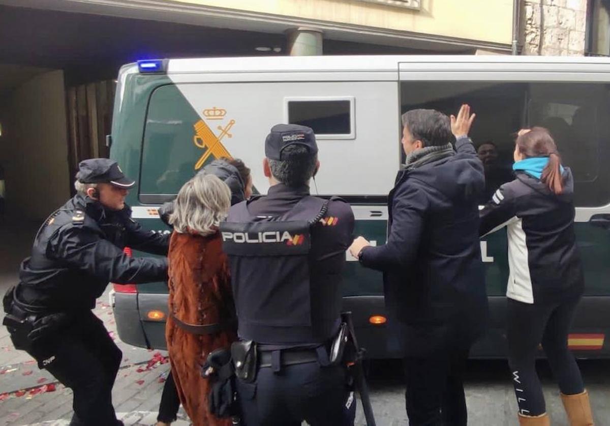 Traslado al centro penitenciario de Valladolid de David Maroto ante las protestas de los familiares de Paloma e India.