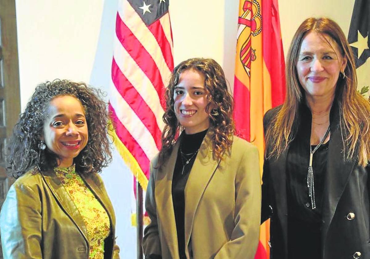 La alumna, con su profesora Conchi Fernández, a la derecha, y con la embajadora de Estados Unidos en España, Julissa Reynoso.