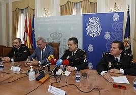 El subdelegado del Gobierno y el comisario jefe, en el centro, durante la rueda de prensa.