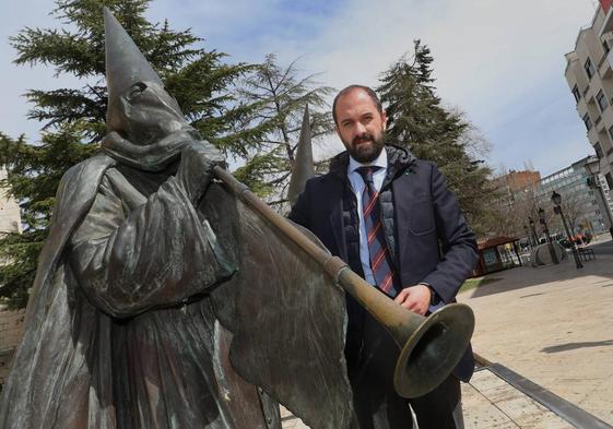 Vicente Díez, junto al Monumento al Cofrade, en la plaza de San Pablo.