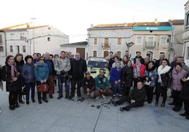 Ramón Hernando y Rubén Arranz en el centro, de cuclillas, arropados por sus vecinos tras llegar de Marruecos.