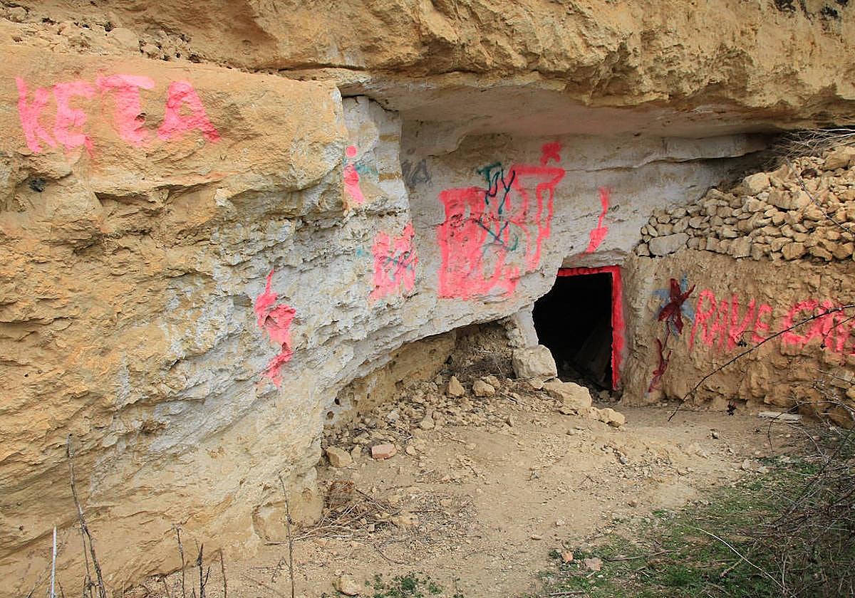 Pared exterior de una cueva, en la que se perciben las ondulaciones del mar.