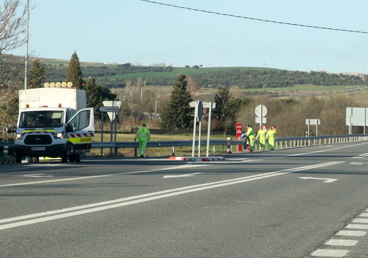 Operarios limpian el lugar donde ha ocurrido el accidente.