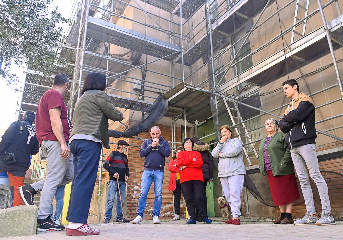 Goteras y desperfectos en la reforma inacabada de cuatro bloques de viviendas en Simancas