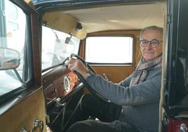 Santiago de Garnica, al volante de un Renault Monaquatre de 1931.