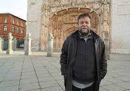 Joaquín Robledo, ante la imponente fachada de la Iglesia de San Pablo de Valladolid.