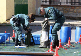Agentes de la Guardia Civil con trajes de protección instantes antes de entrar a la nave precintada por contener químicos tóxicos.