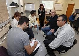 Policías locales atienden este lunes a Luisa Velasco, de pie.