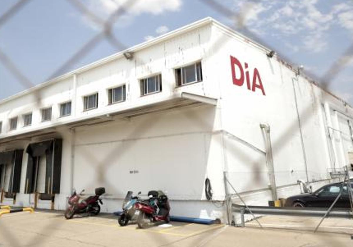 Naves del centro logístico de la cadena de supermercados DIA en Villanubla.