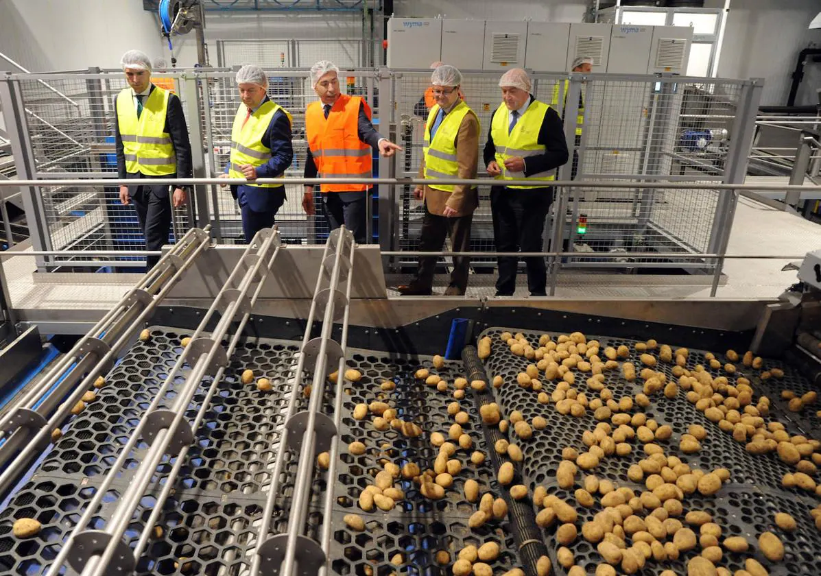 Javier Meléndez, CEO de Patatas Meléndez, muestra al presidente de la Junta, Alfonso Fernández; a los consejeros Jesús Julio Carnero y Gerardo Dueñas, y al alcalde de Medina del Campo, Guzmán Gómez, las nuestras instalaciones de la firma.