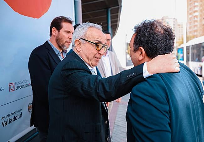 Alejandro Blanco saluda cariñosamente a Eusebio.