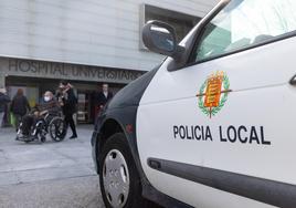 Un vehículo de la Policía Local patrulla junto al Río Hortega.