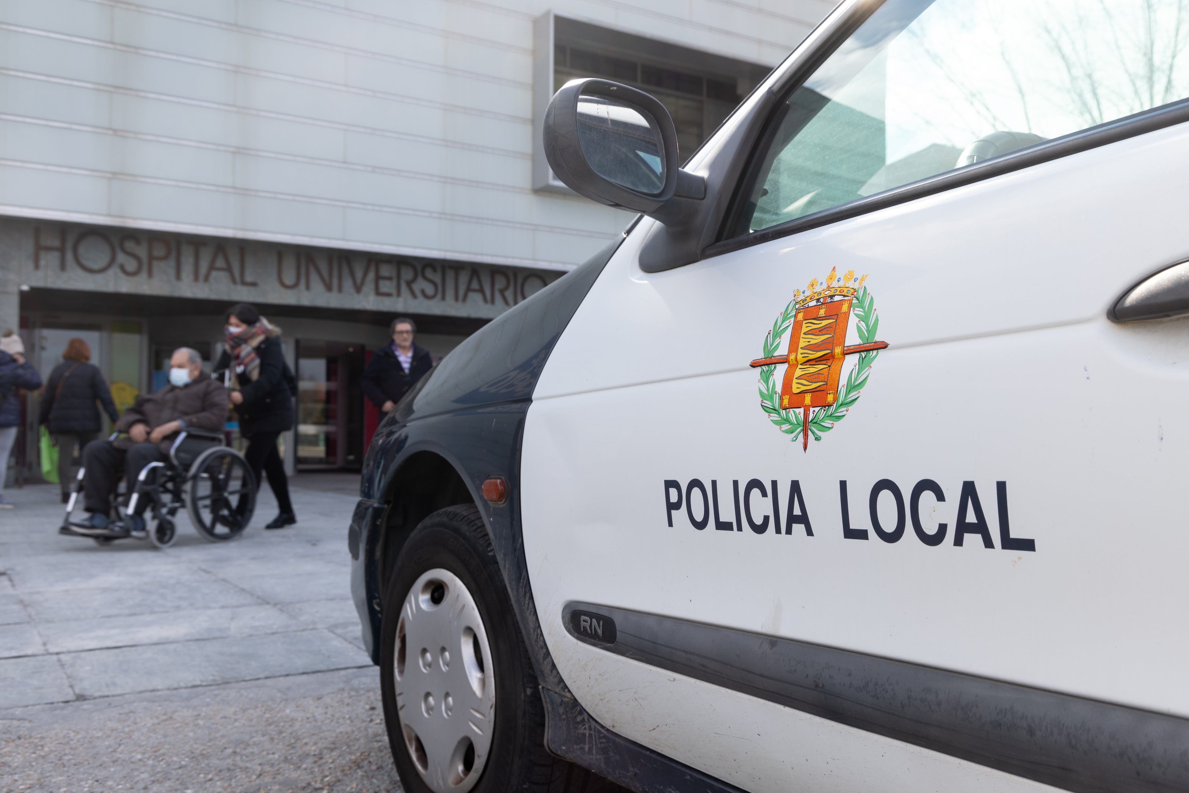 Un vehículo de la Policía Local patrulla junto al Río Hortega.