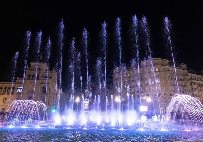 Nuevo juego de luces de la fuente de Zorrilla el día de su inauguración el 16 de febrero.