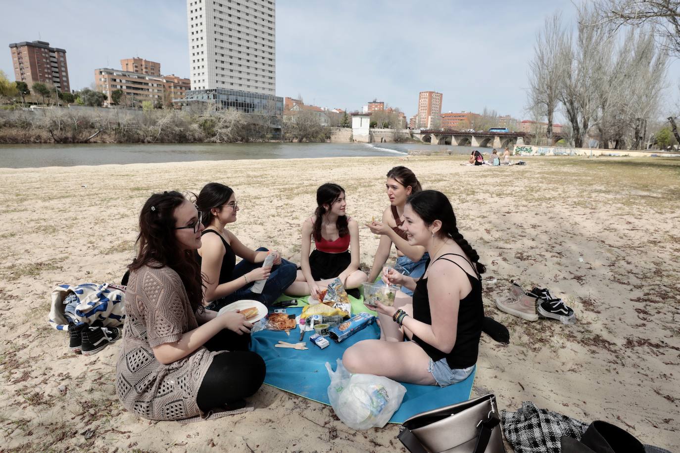 Un grupo de jóvenes hace un 'picnic' en Moreras.