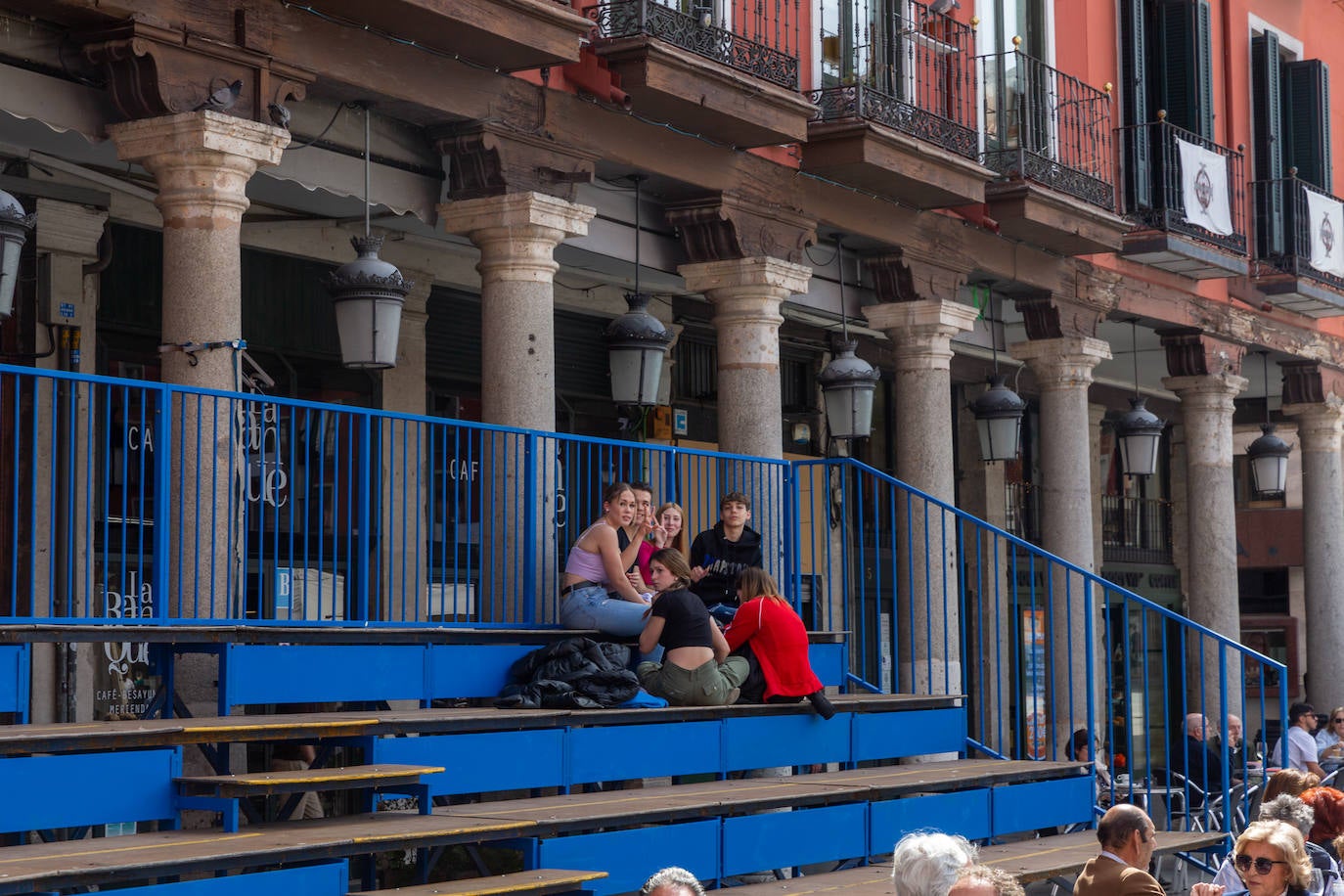 Un grupo de jóvenes se refugia en la sombra.