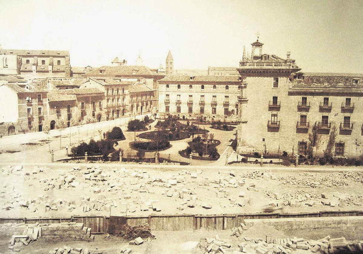 Fotografía de 1883 que muestra en primer término el solar que ocuparía el Colegio San José.