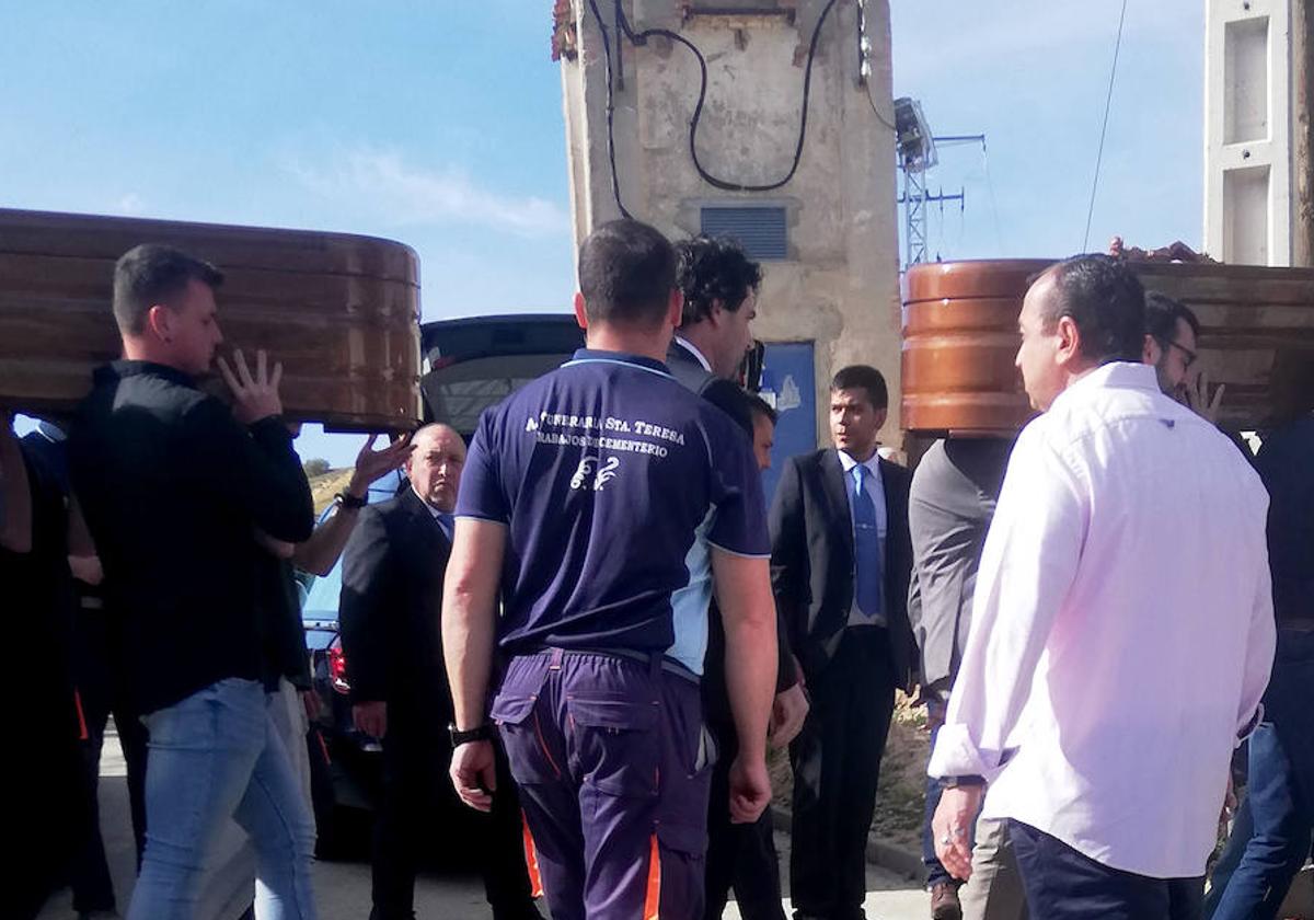 Una multitud despide a Nati y Miguel en medio de un profundo dolor
