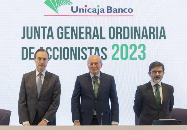 De izquierda a derecha, Manuel Menéndez, Consejero Delegado de Unicaja Banco; Manuel Azuaga, Presidente, y Vicente Orti, Vicesecretario no consejero.