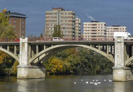 El río Pisuerga a su paso por el puente de Poniente.