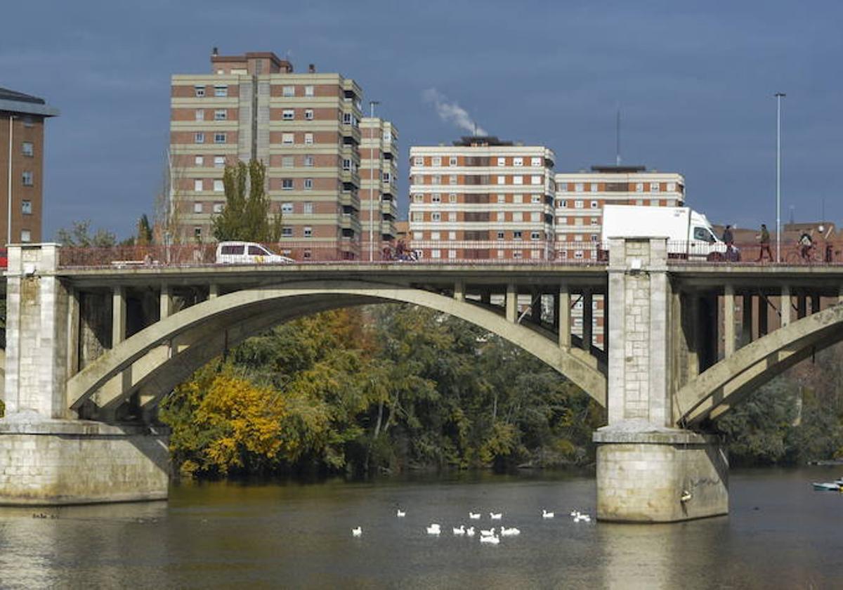 El río Pisuerga a su paso por el puente de Poniente.