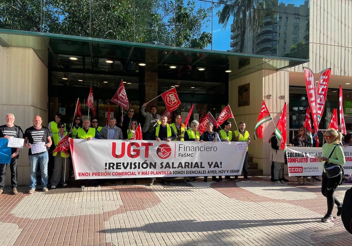 Empleados de Unicaja Banco protestan ante la Asamblea de Accionistas por las condiciones laborales