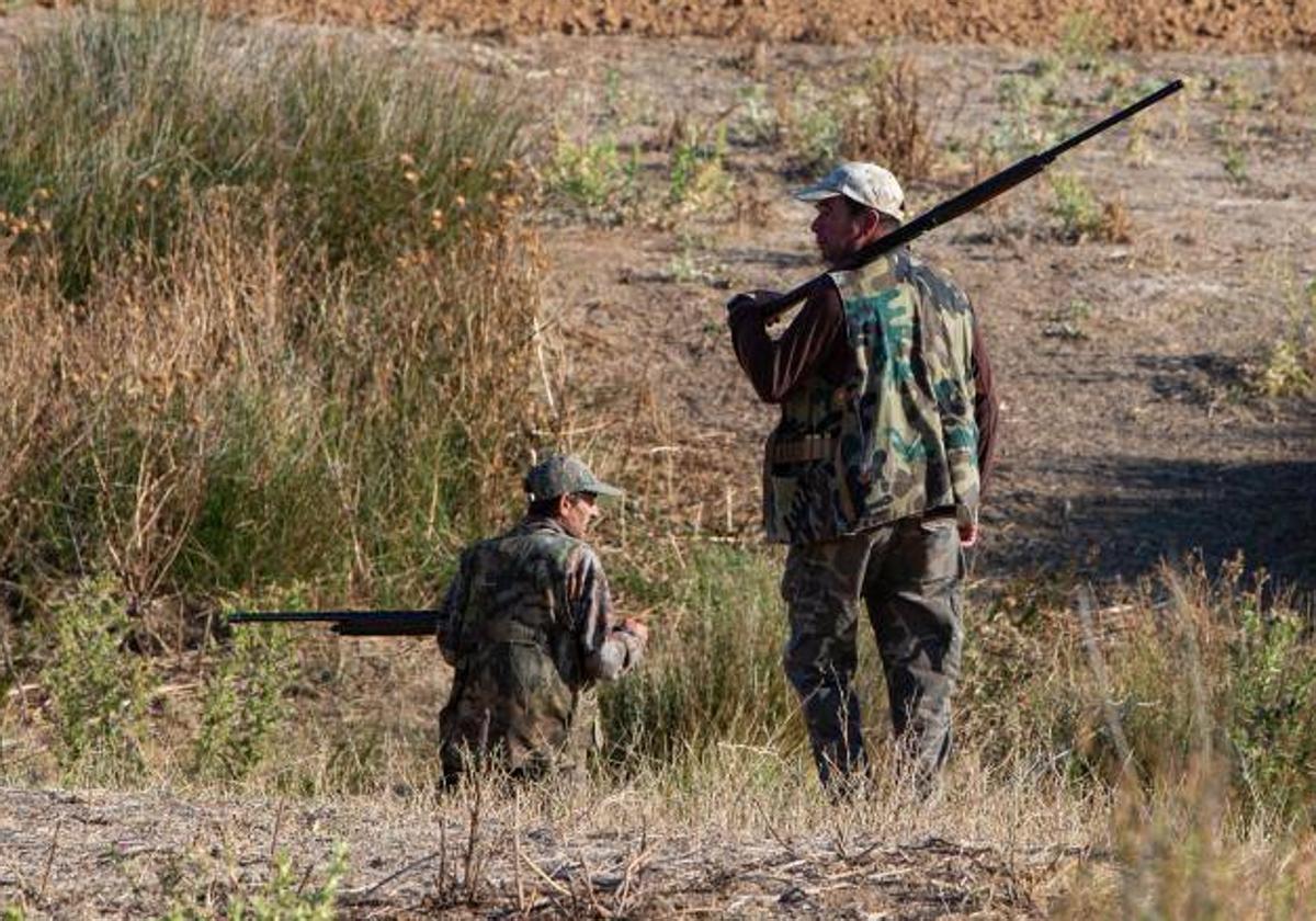 Dos cazadores en el inicio de la temporada de media veda en Castilla y León