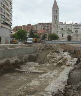 Imagen secundaria 2 - Arriba, excavación de tenerías medievales en Portugalete. Abajo a la izquierda, excavación de la necrópolis en la colegiata y a la derecha, durante la construcción del aparcamiento subterráneo.