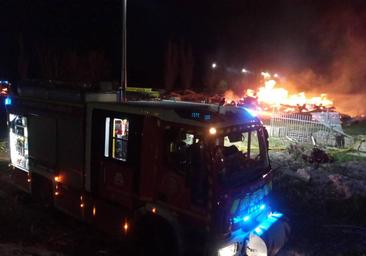 Sofocado un incendio de madera apilada junto a los campos de Pepe Rojo