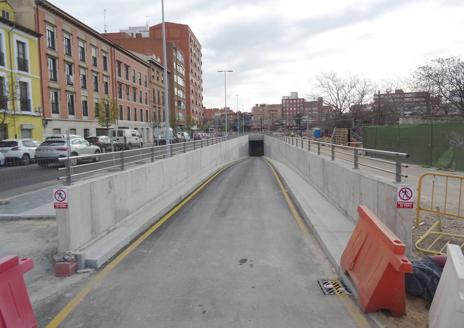 Imagen secundaria 1 - Arriba, nuevo paso peatonal y semáforos en la salida de Panaderos a Estación. En el medio, la boca del túnel desde Estación y Recondo. Debajo, trabajos de urbanización en torno al paso peatonal.