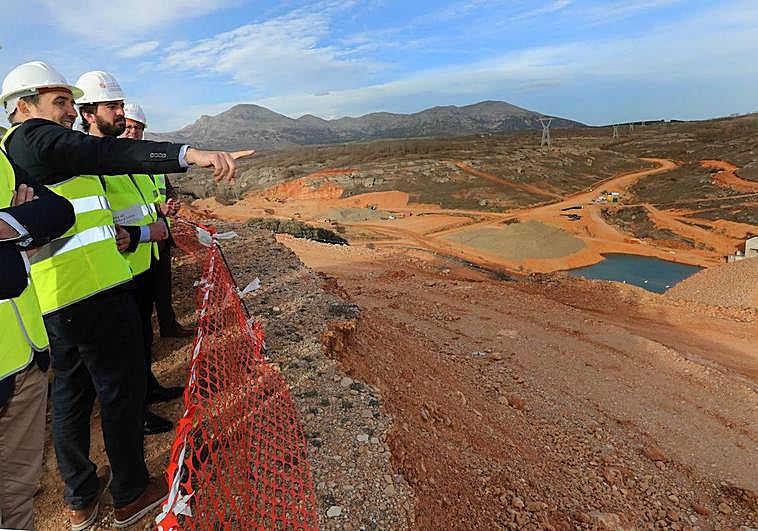 El vicepresidente observa las obras, este miércoles en Castrejón de la Peña.