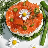 Tartar de espárragos y salmón