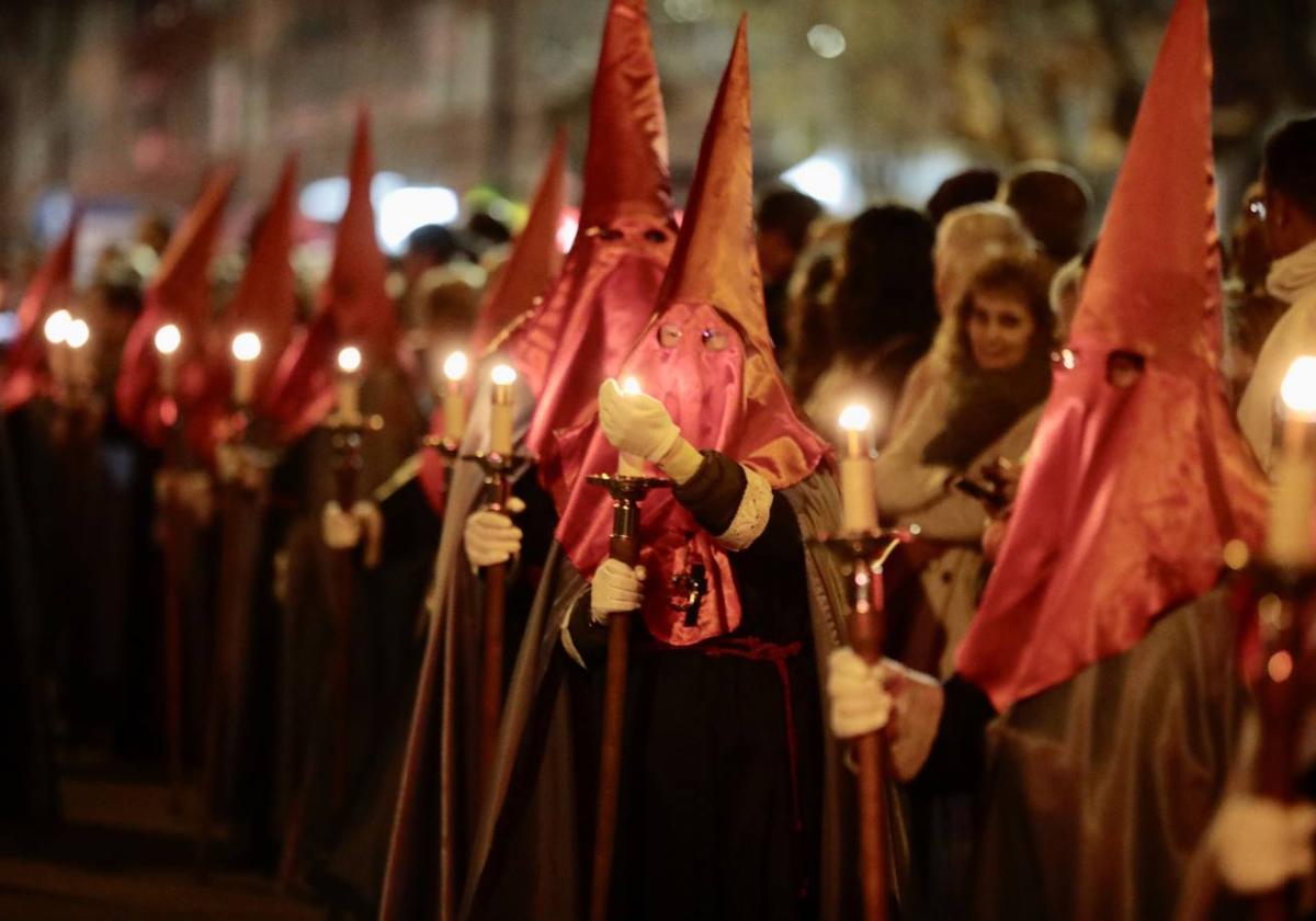 Un momento de la Procesión de la Cofradía de la Exaltación de la Santa Cruz y Nuestra Señora de los Dolores.