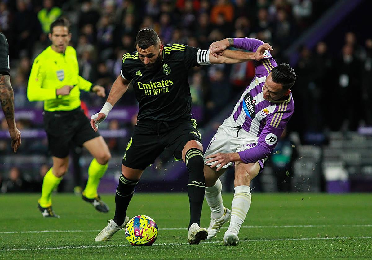 Karim Benzema y Roque Mesa, durante el encuentro entre el Real Valladolid y el Real Madrid el pasado 30 de diciembre.