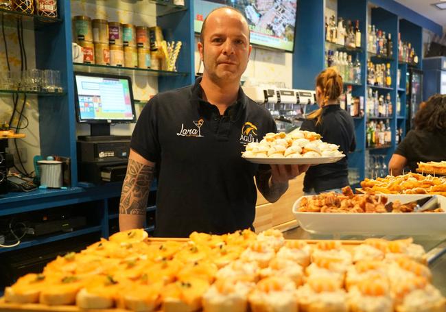 En la barra de Miguel González no cabe un alfiler y todas las tapas son gratis