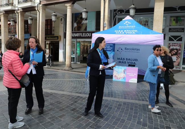 Punto de información de Recoletas, al lado de la estatua de la Mujer.