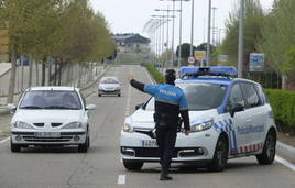 Un agente para un vehículo en un control policial.