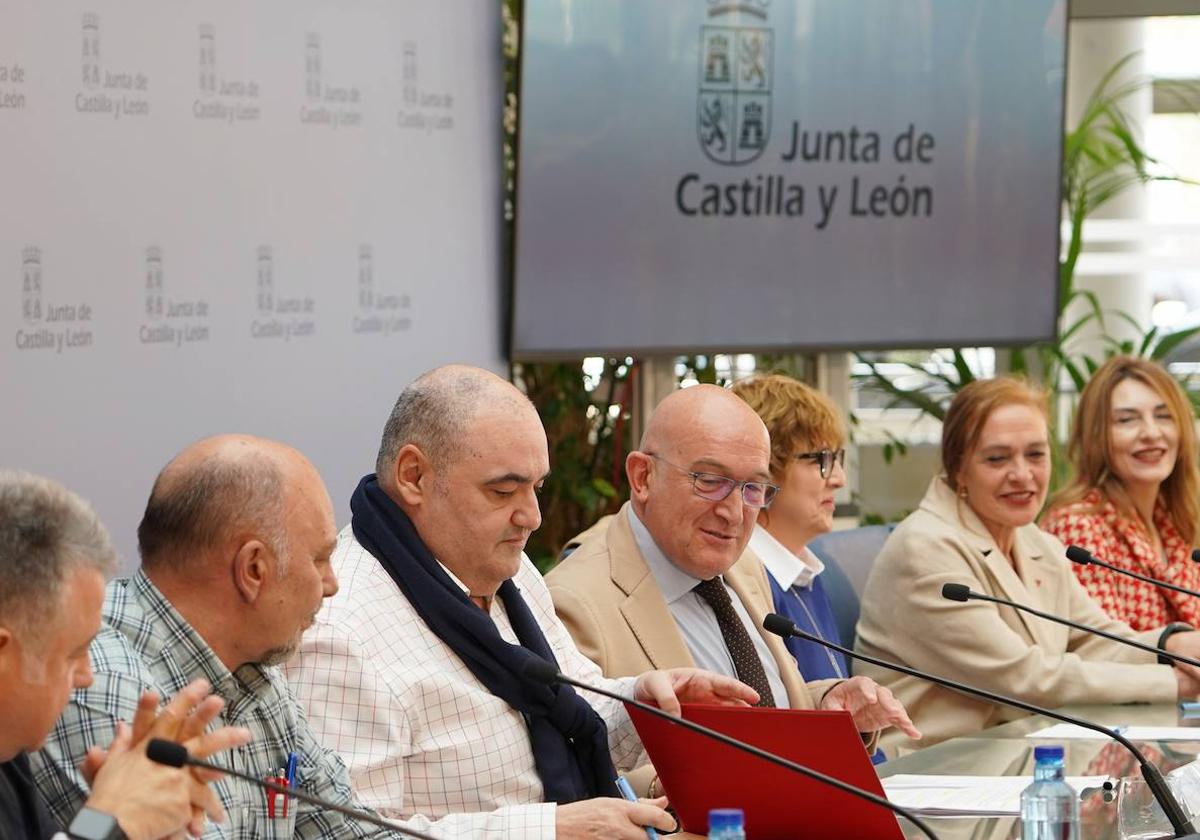 El consejero Carnero y dirigentes sindicales, en la firma del preacuerdo del convenio colectivo para el personal laboral autonómico.