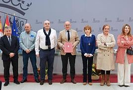 El consejero Carnero y dirigentes sindicales, en la firma del preacuerdo del convenio colectivo para el personal laboral autonómico.