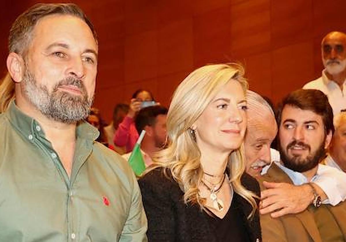 Santiago Abascal, Irene Carvajal y Juan García-Gallardo, en elmitin de Vox del viernes 24 de marzo en Valladolid.