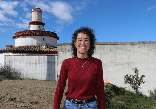 Laura San Martín, ante un palomar de Monzón de Campos.