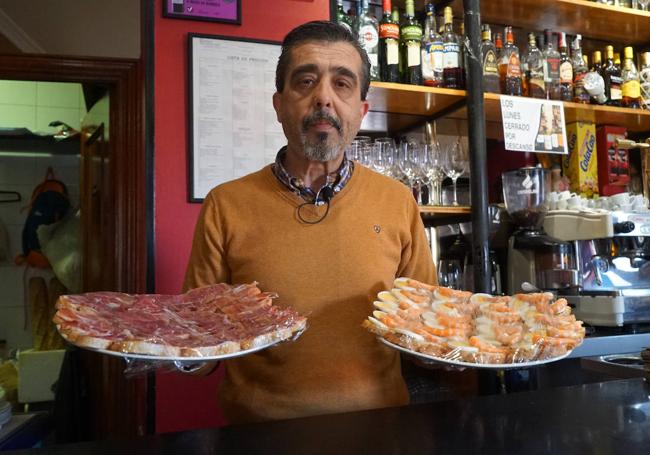 Carlos Lázaro y sus tapas de jamón y tomate y la favorita, de gamba con huevo