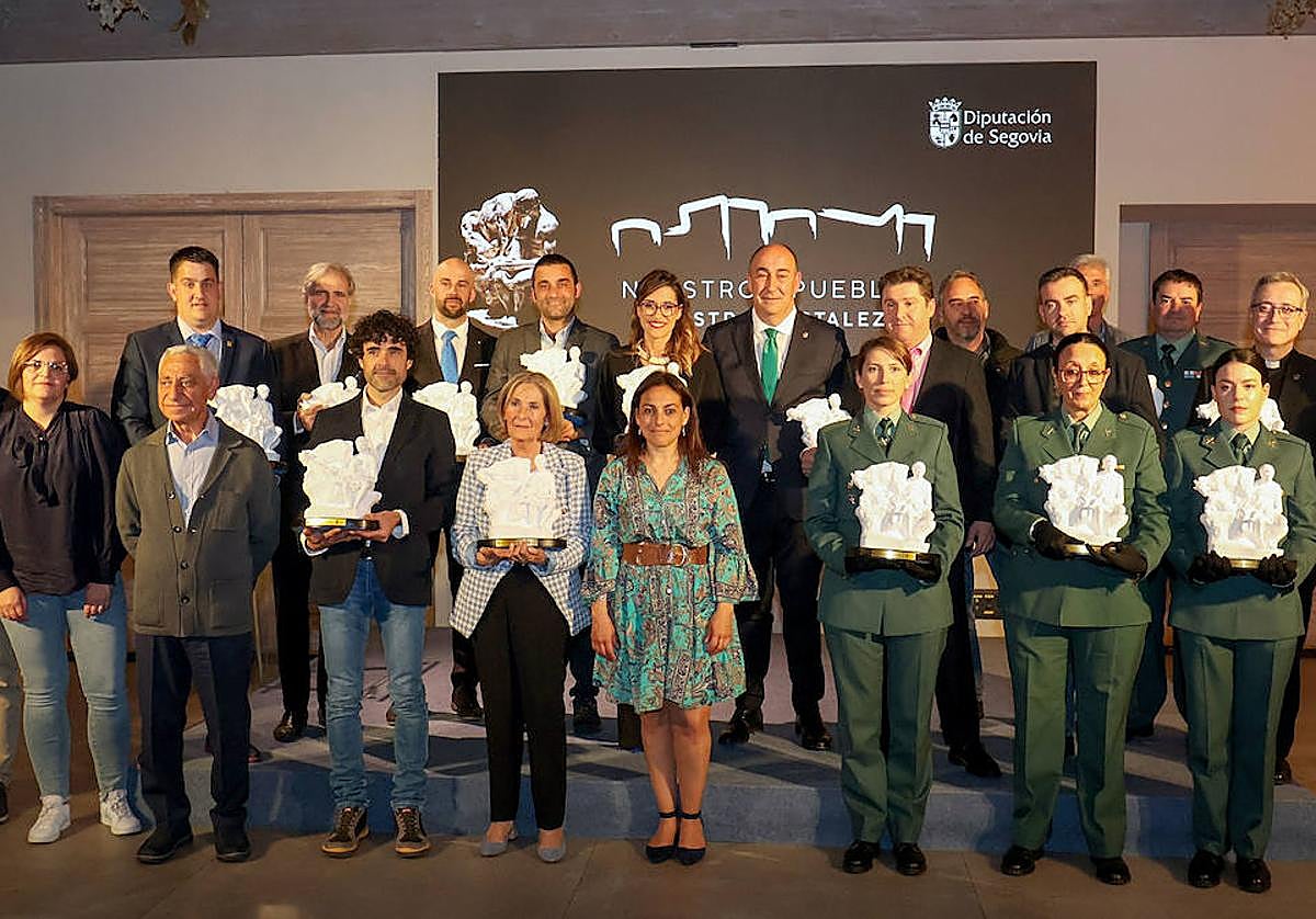 Galardonados y autoridades en los premios de la Diputación de Segovia.