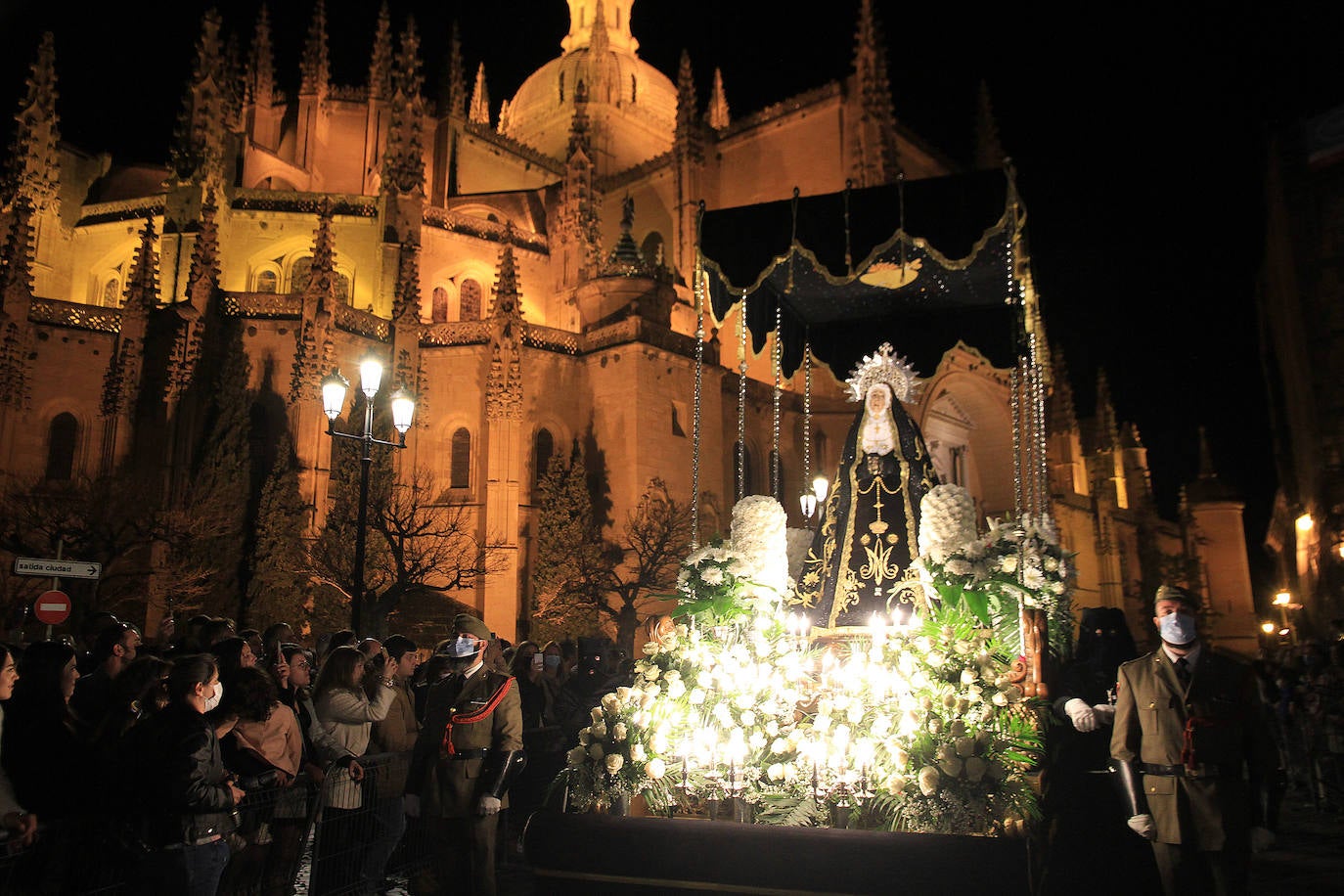 Procesión de los Pasos de 2022, a la salida de la Catedral.